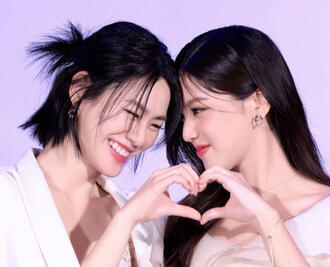 Foto das EmiBonnie fazendo um coração com as mãos